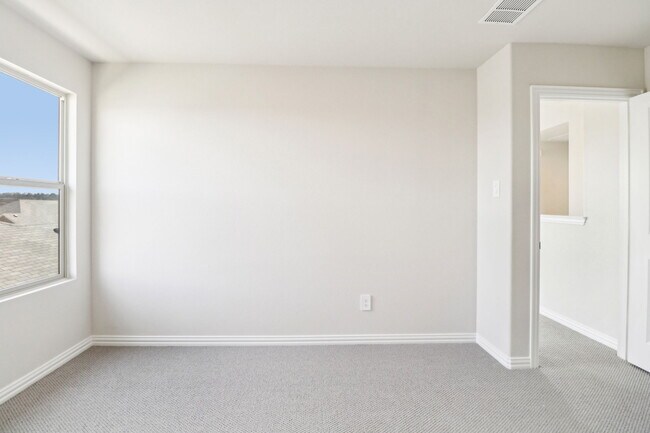 Building Photo - 2113 Gustavus Dr