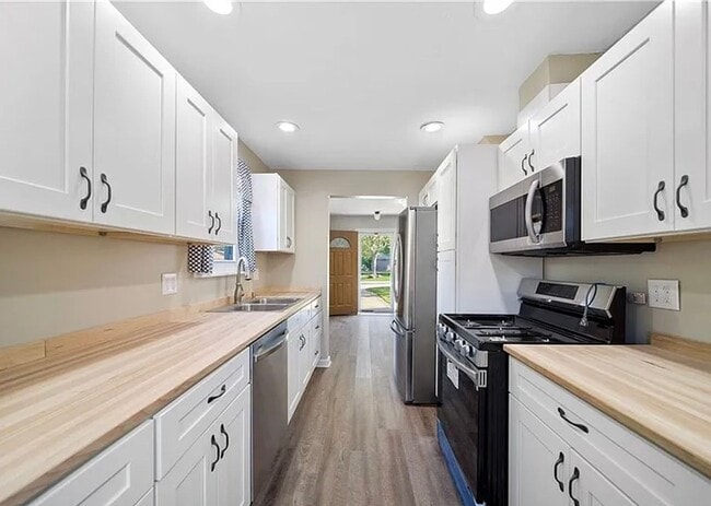 Building Photo - Charming Cape Cod - Move In Ready