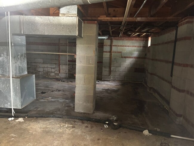 Building Photo - 3 BEDROOM, 1 BATH, 900 SQ FT, GAS HEAT, WINDOW AC