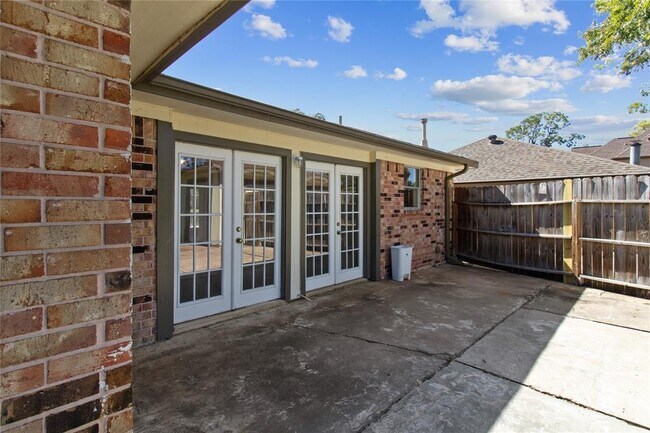 Building Photo - 5818 Silver Frst Dr