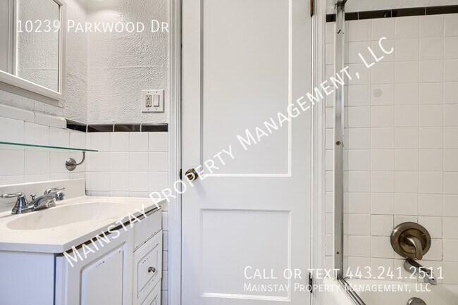 Building Photo - 10239 Parkwood Dr