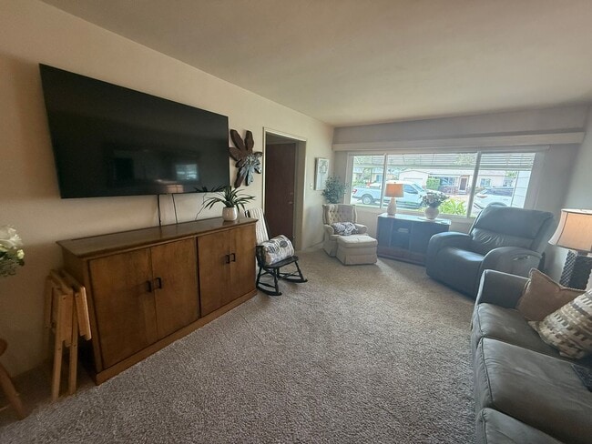 Building Photo - Charming 2 Bedroom, 2 Bath Home with Fence...