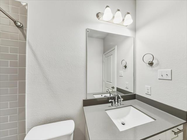 Building Photo - 213 Suma Dr