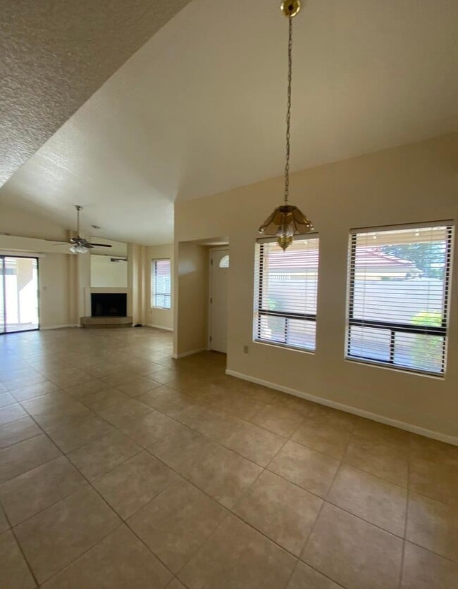 Building Photo - 721 N Mallard St