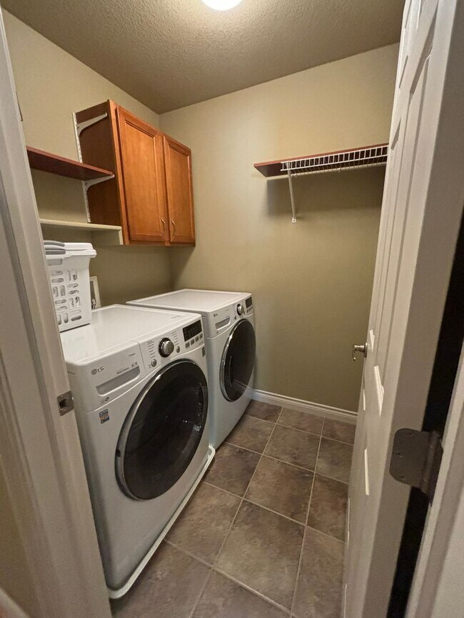 Building Photo - 3 BED | 3 BATH | TOWNHOME | DOUBLE GARAGE | WEST