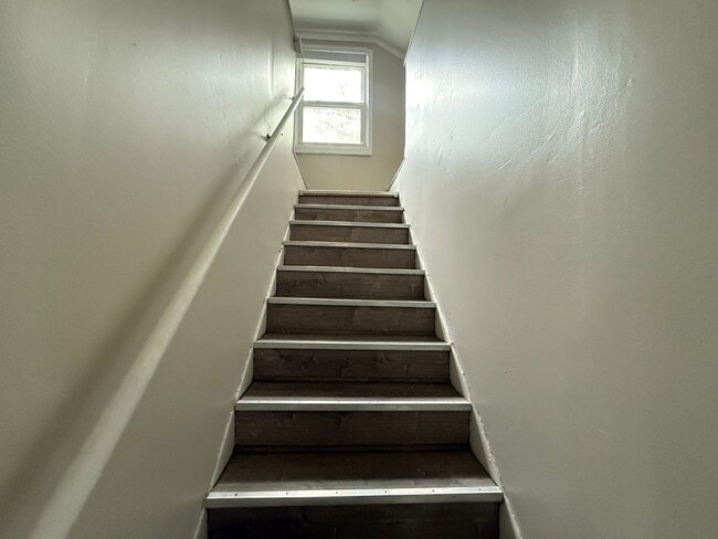 Building Photo - Renovated 3-Bedroom Home – We Welcome Sect...