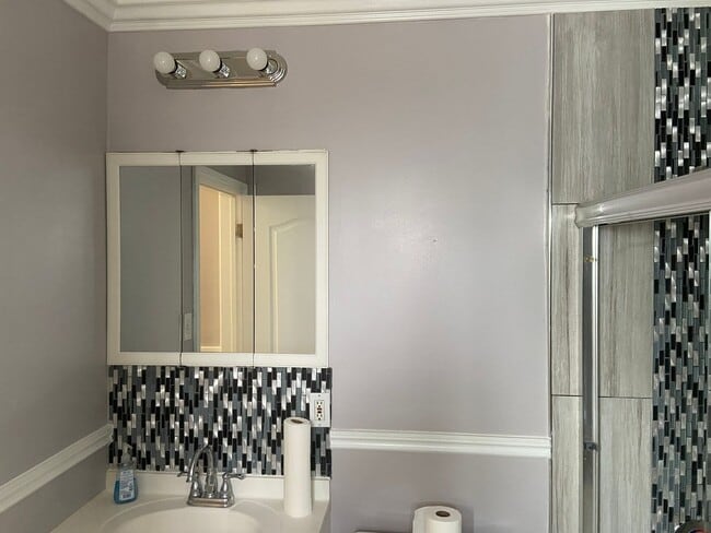 Building Photo - 2 Bedroom House for RENT with Garage and e...