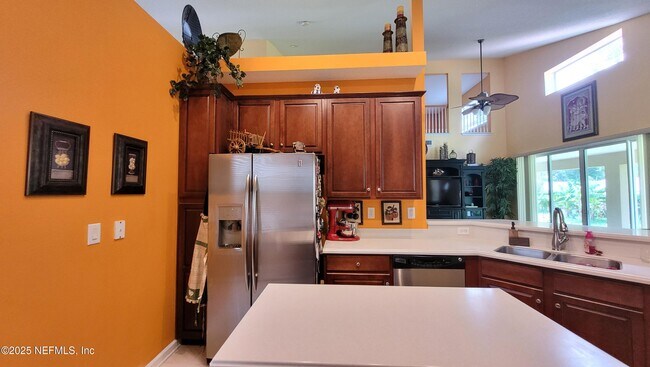 Building Photo - 8247 Hedgewood Dr