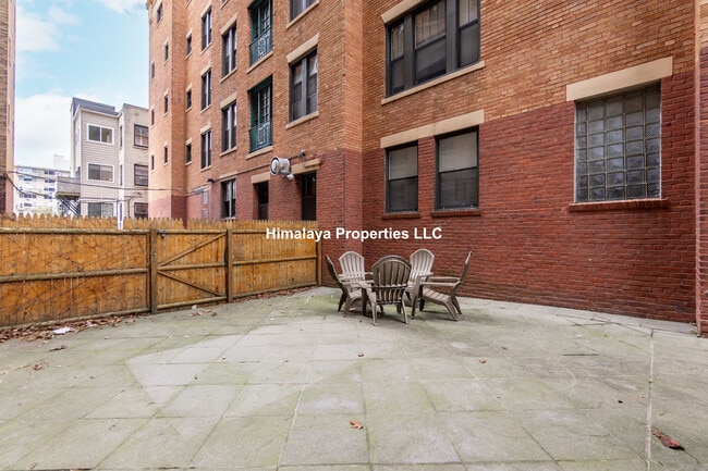 Building Photo - 448 Park Dr