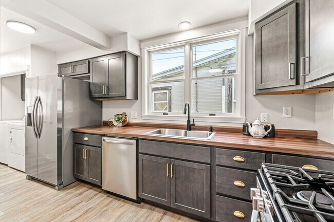 Building Photo - 174 W 7th St