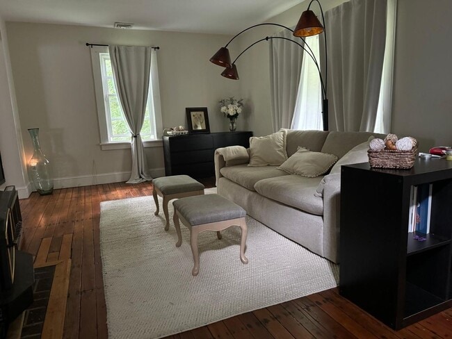 Building Photo - Riverfront home in a quiet spot, 3 acres, ...