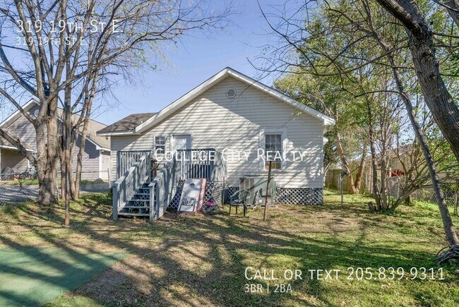 Building Photo - 319 19th St E