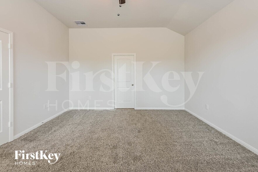 Building Photo - 14775 Country Club Dr