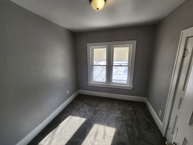 Building Photo - 3 Bedroom Home with 2 Car Detached Garage in East Moline