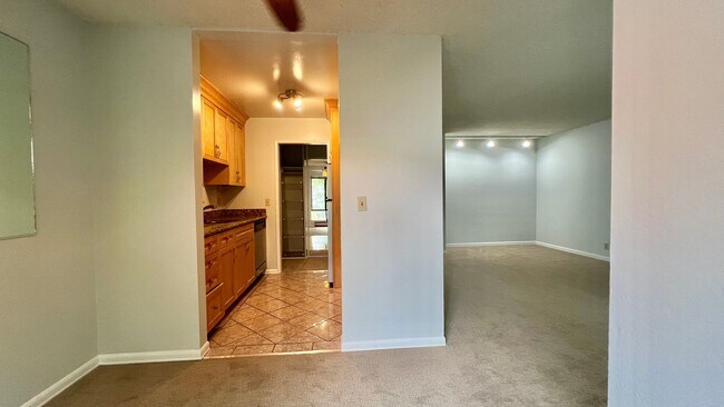 Building Photo - Well-maintained 2bd 1.5 ba  with plenty of...