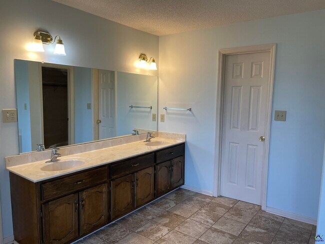 Building Photo - 104 Williamsburg Ave