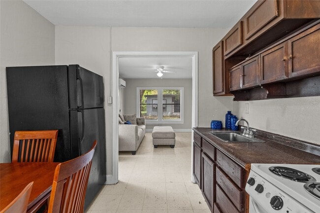 Building Photo - 814 3rd Ave N