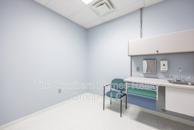 Building Photo - 305 Grady Rd