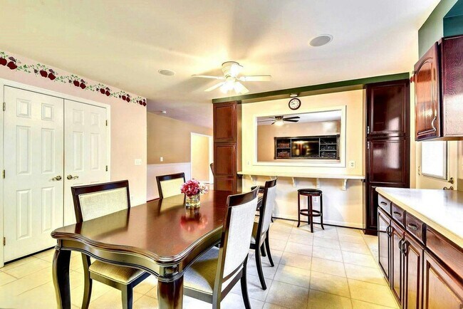 Building Photo - 13440 Carriage Hill Dr