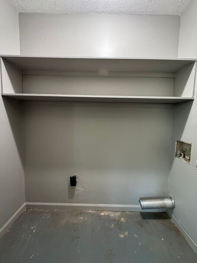 Building Photo - Spacious 3/2.5 House in Twickenham Estates...