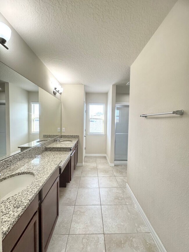 Building Photo - Large 4/3.5 Home located in Waterleigh! Do...