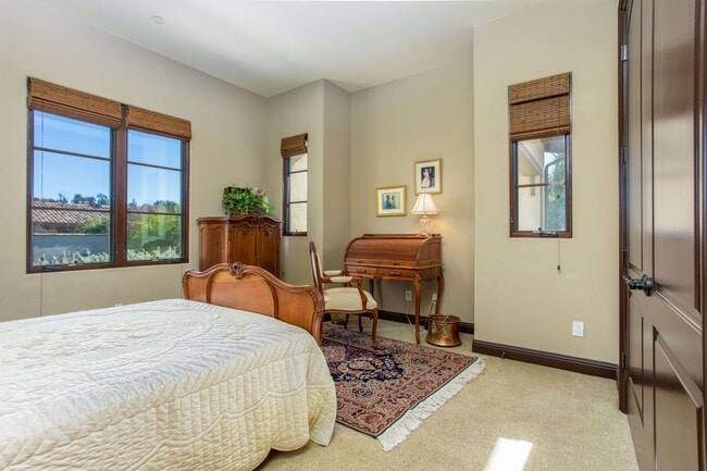 Building Photo - Large 5 bed / 5 bath Tuscan Style Home on ...