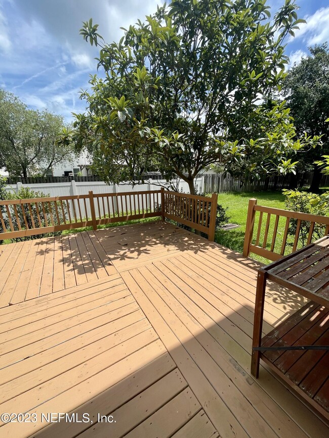 Building Photo - 549 Scrub Jay Dr