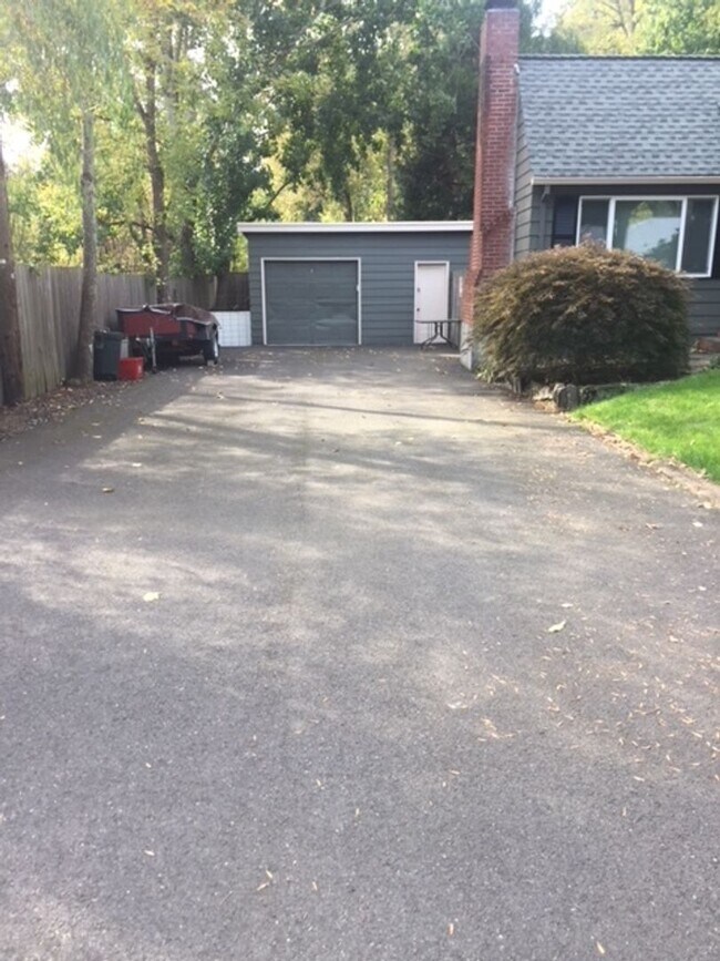Building Photo - Charming one level 2 bedroom 1 bath house ...