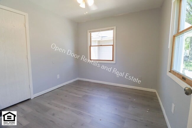 Building Photo - Now available 2 bedroom house!