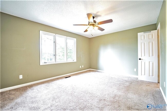 Building Photo - 710 Crestview Dr