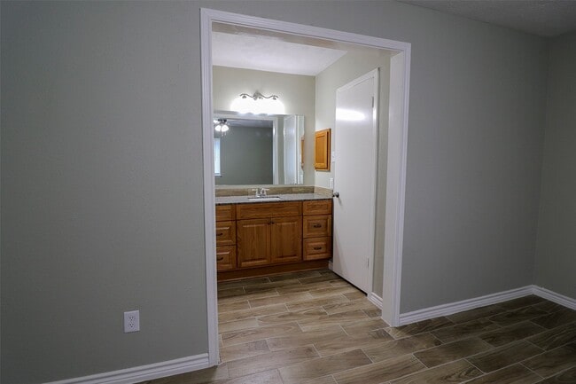 Building Photo - 2706 Orion Dr