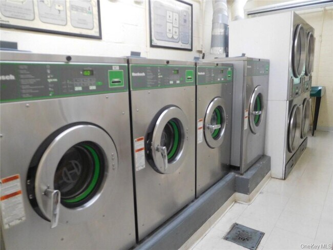 Building Photo - 2 Consulate Dr