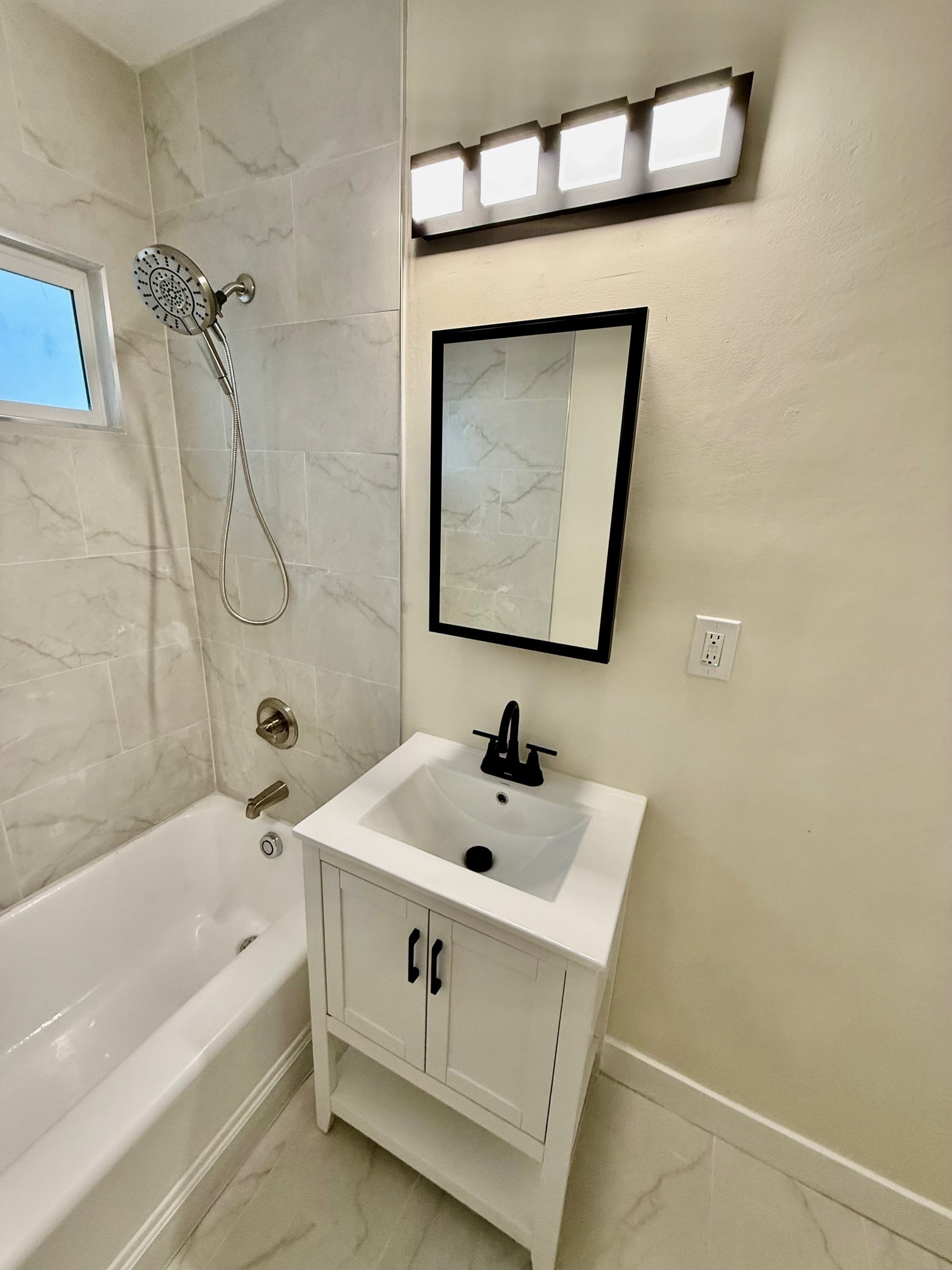 Building Photo - 14122 Delano St