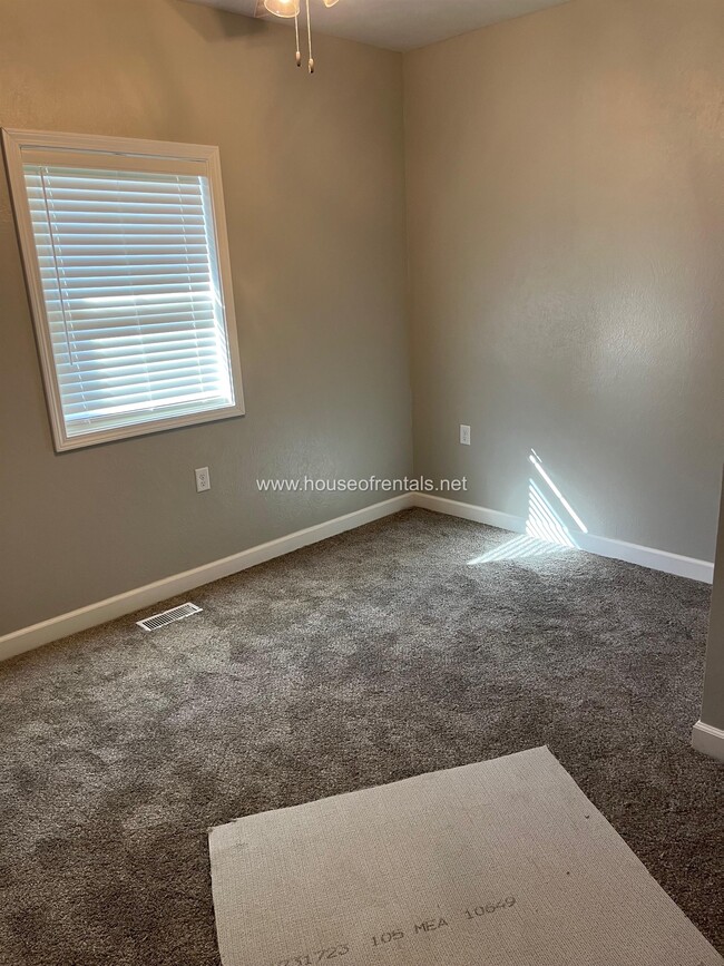 Building Photo - 511 N Maple St