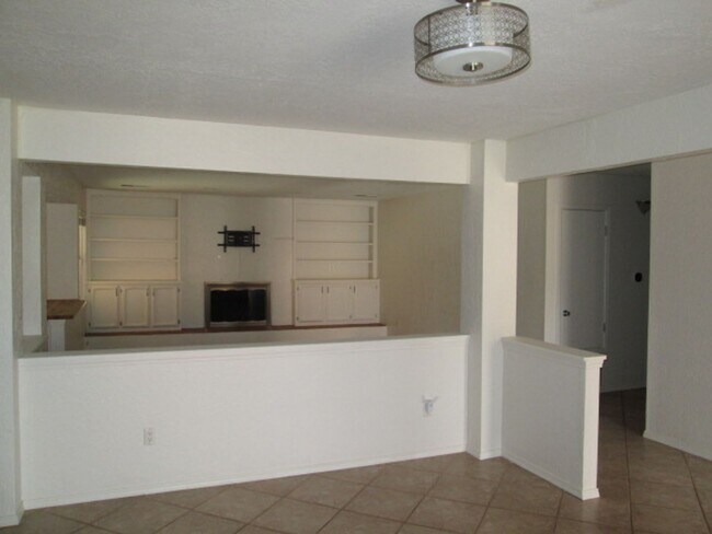 Building Photo - Desireable NE Heights