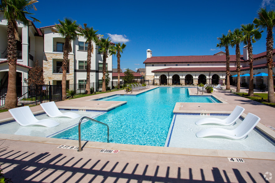 Resort-Style Pool - Oxford at Santa Clara