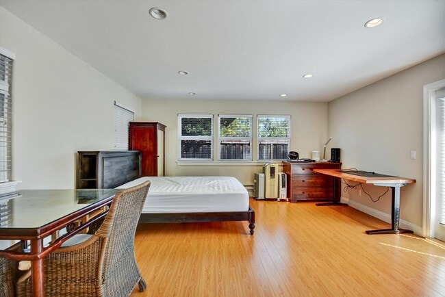 Building Photo - 1368 Oakhurst Ave