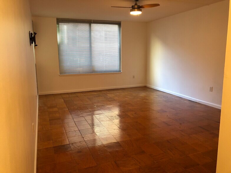 Studio Apartment 116 - 1301 20th St NW