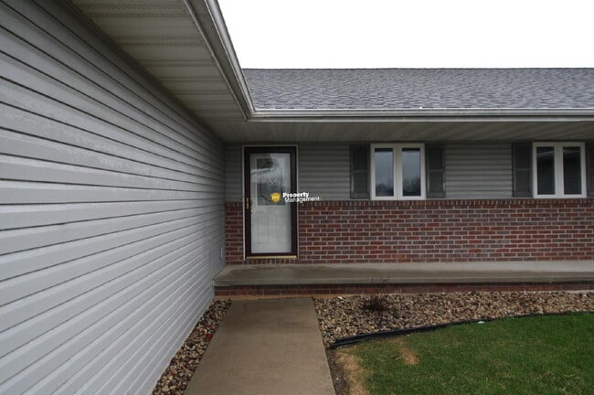 Building Photo - 3 Bedroom, 3 Bath Duplex in Greenville