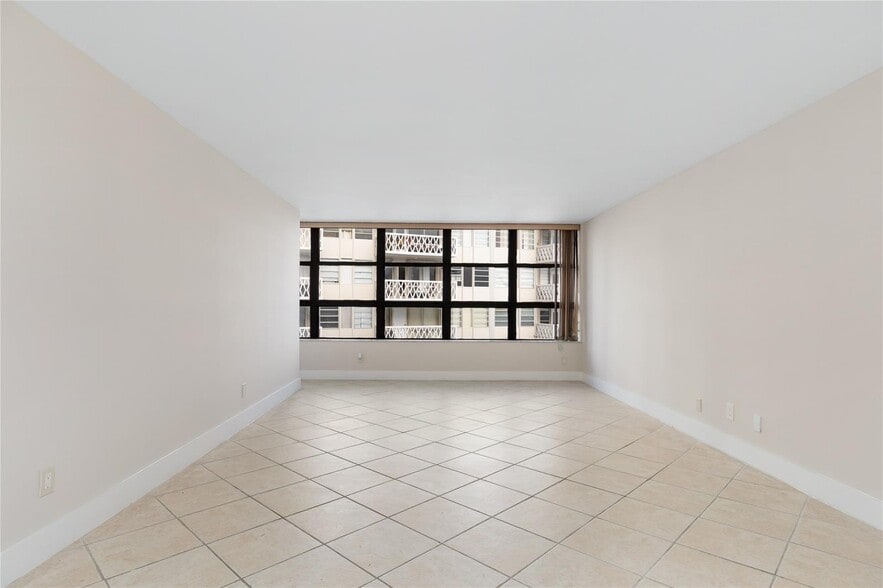 Building Photo - 1440 Brickell Bay Dr