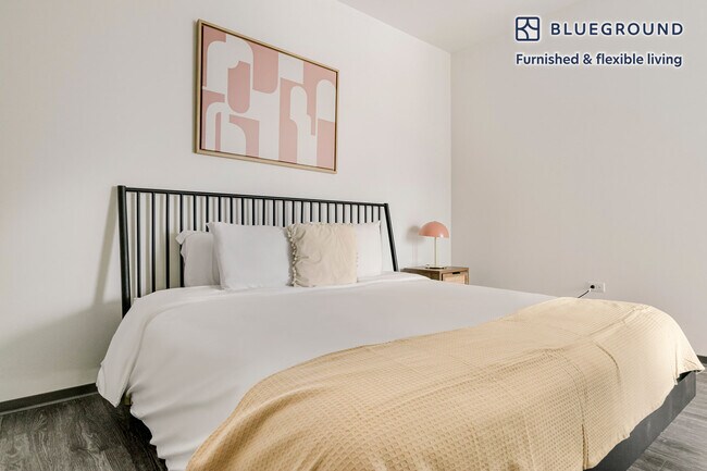 Building Photo - 2340 N California Ave