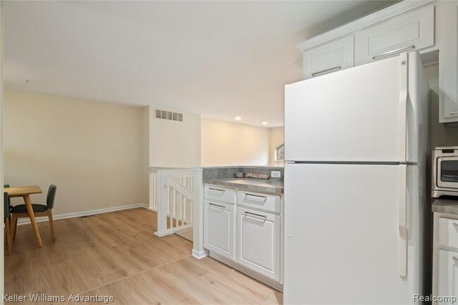 Building Photo - 420 Old Pine Way