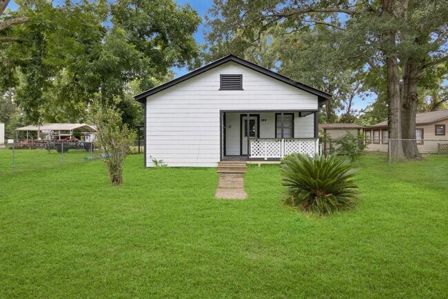 Building Photo - 3 bedroom - 2 bath. New paint, new plumbing and lighting fixtures, new bath vanities, new floorin...