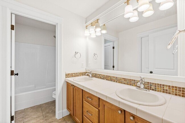 Building Photo - Elegant University Place Home with A/C, Tandem Garage, Office & Balcony Bedroom Near JBLM!