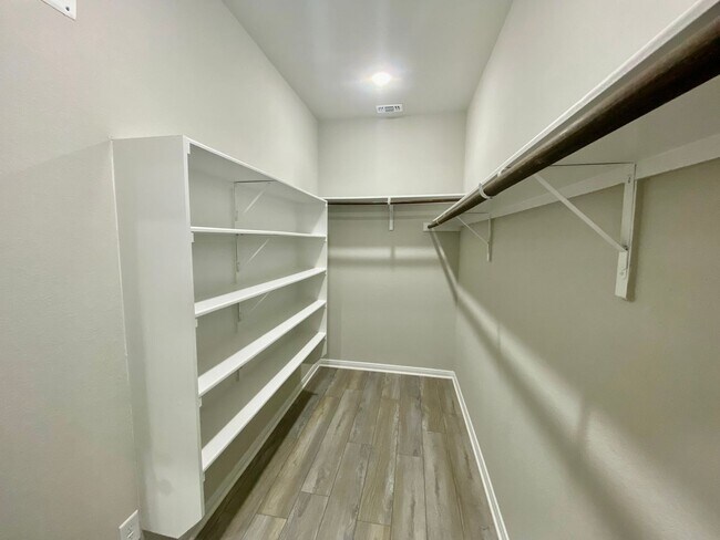 Building Photo - Luxury Townhouse in Cibolo