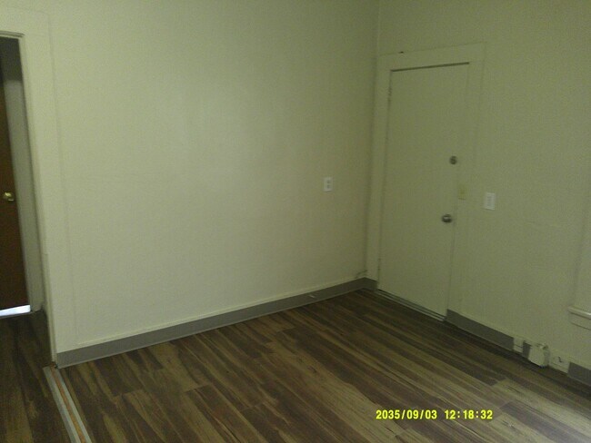 Building Photo - 140-14