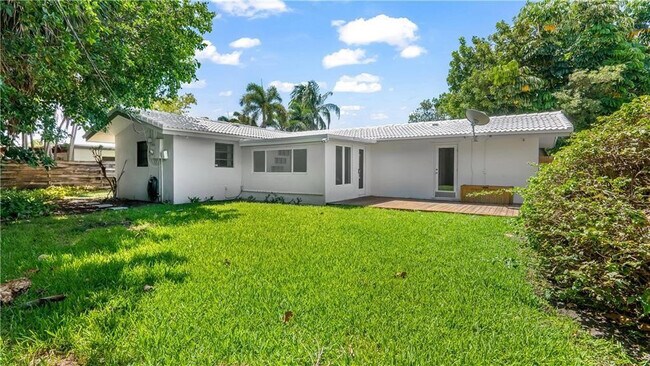 Building Photo - 2161 NE 35th St