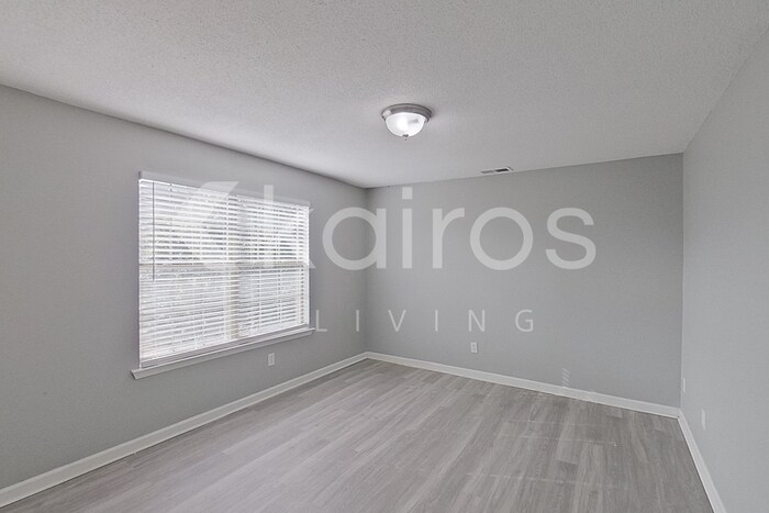 Building Photo - 2102 Spring Hill Cir