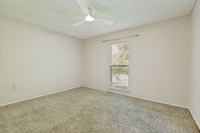 Building Photo - 16006 Eagleway St