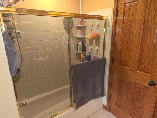 Building Photo - Updated 3 bedroom Racine ranch